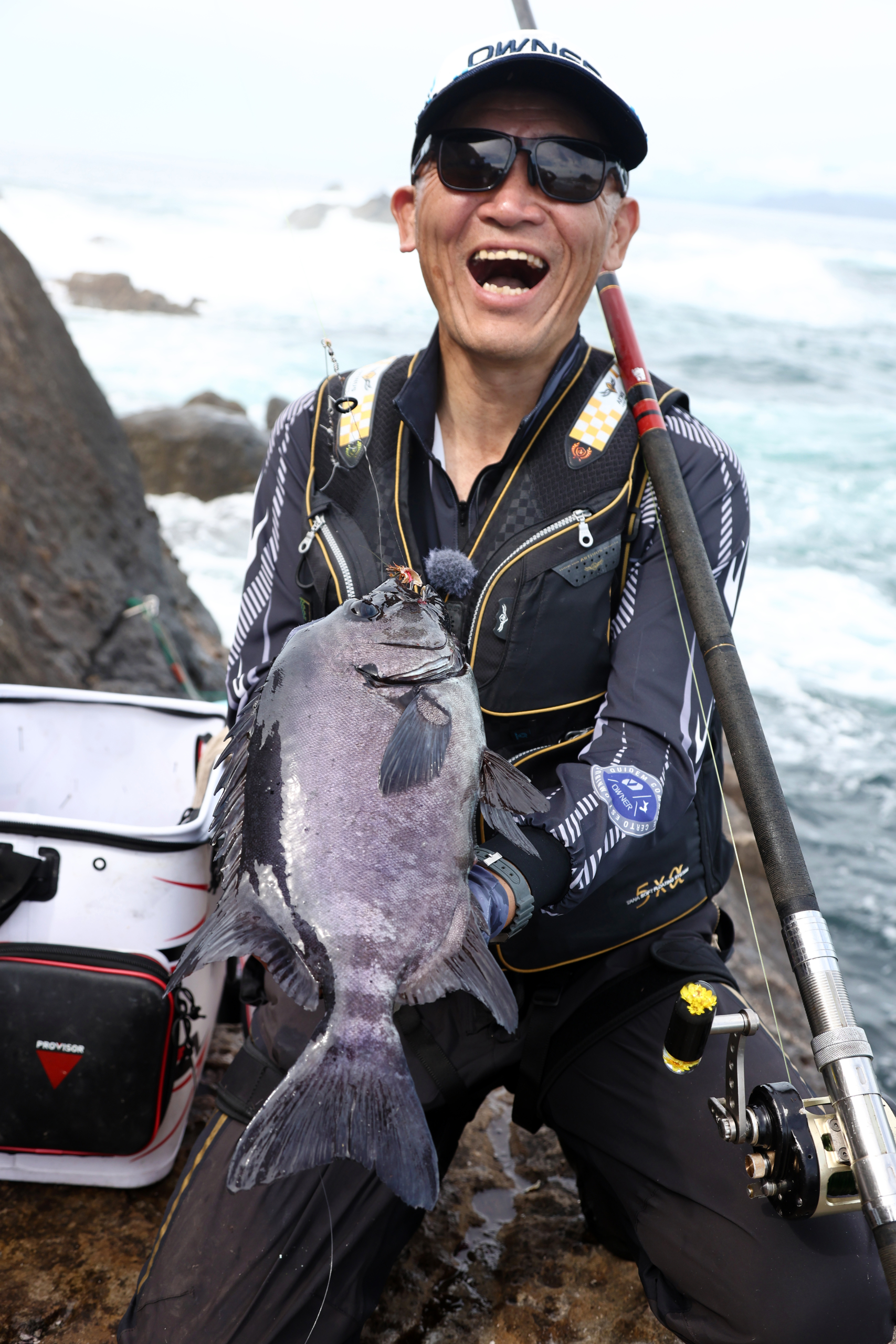小さいが本命魚が顔を見せてくれた。とにかく釣れてくれたことに感謝、和渕さんの笑顔が印象的だ